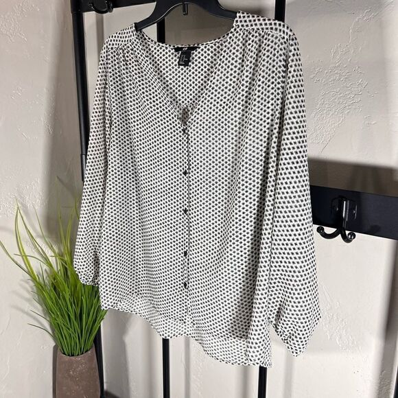 H&M sheer blouse high low hem button down white black size 12 - Picture 4 of 16